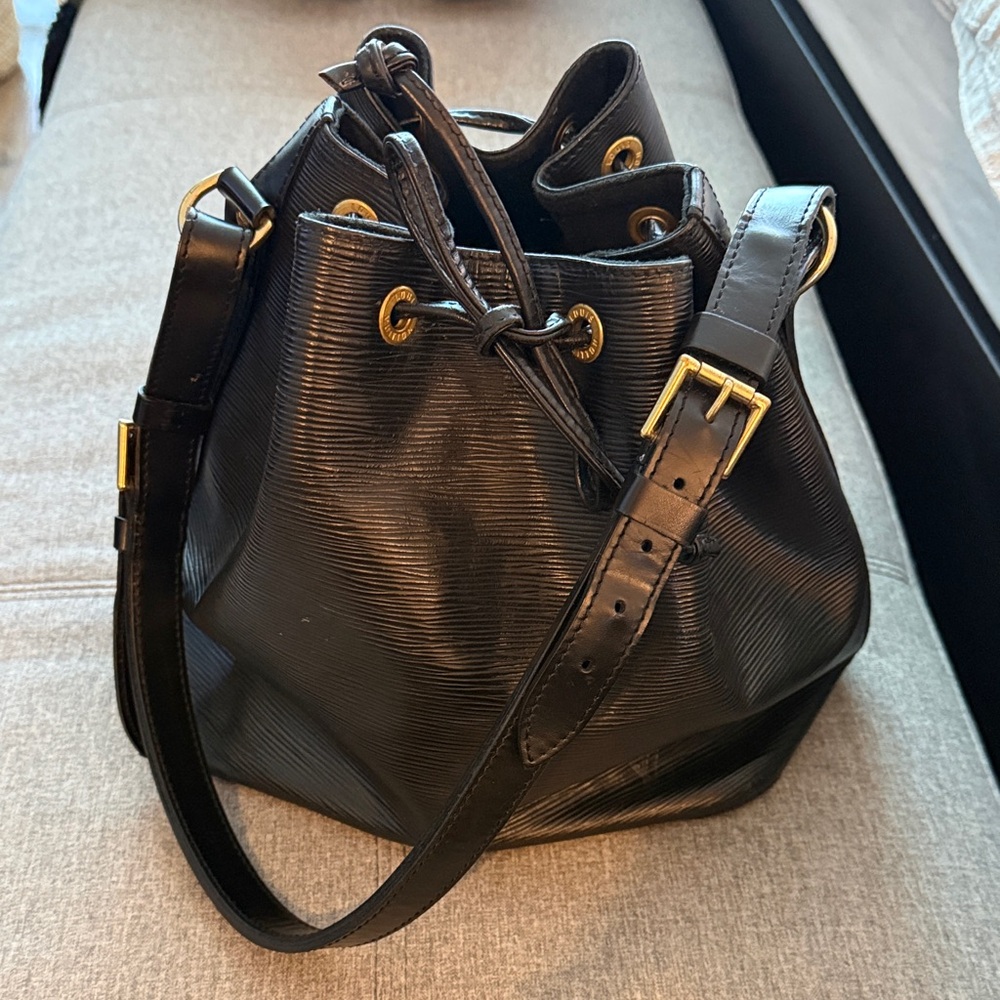 Authentic Louis Vuitton epi noe vintage handbag